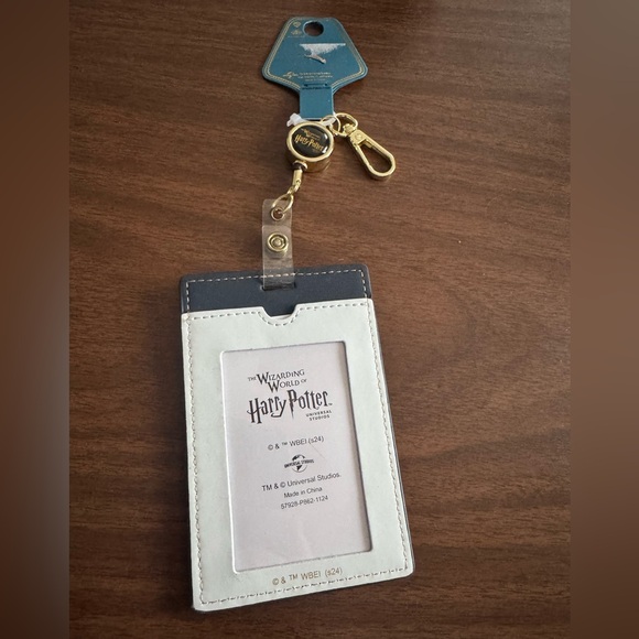Harry Potter Hedwig Retractable ID Holder - Picture 5 of 7